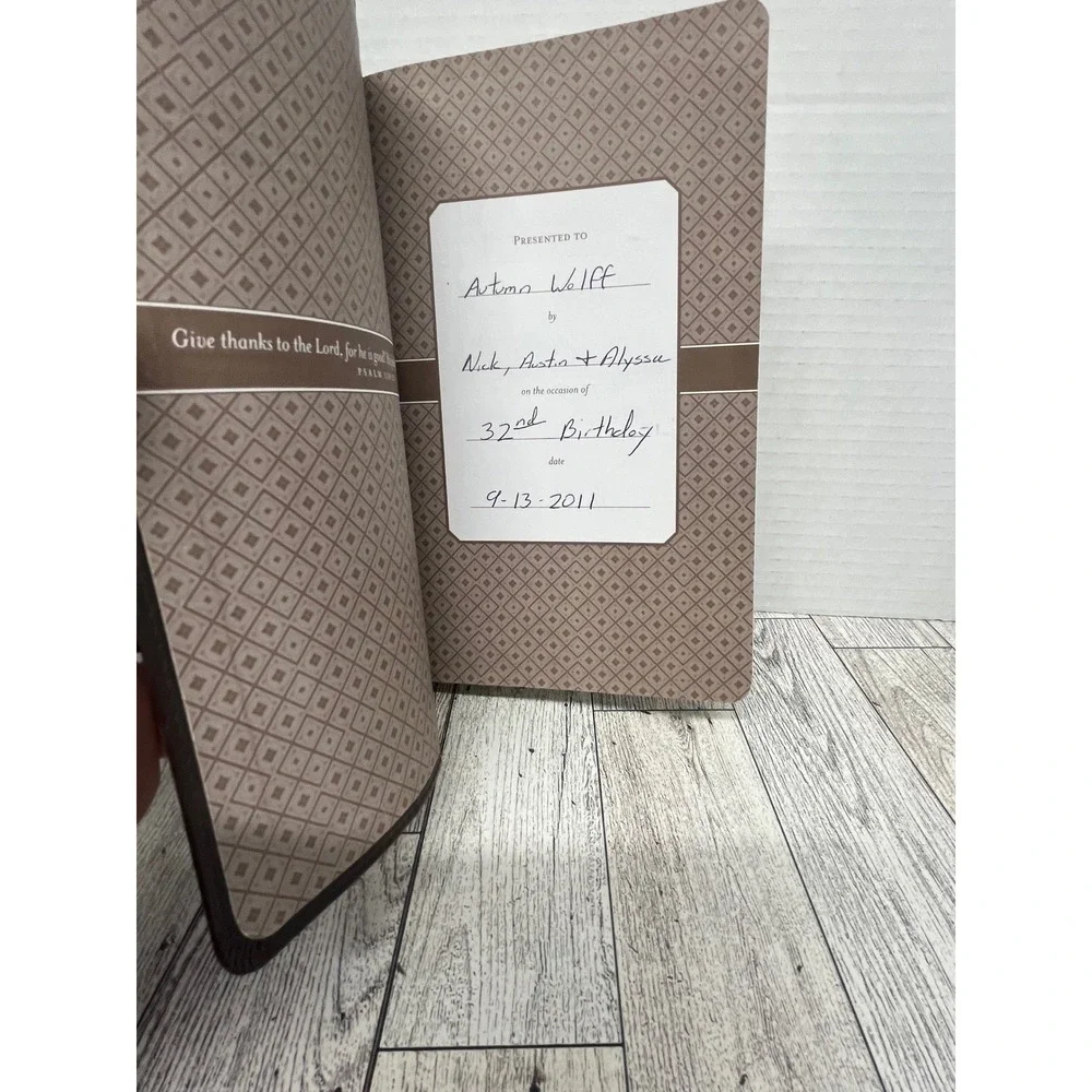 New Living Translation Holy Bible‎ Gift Ed. Brown Leatherette ISBN 9781414316932